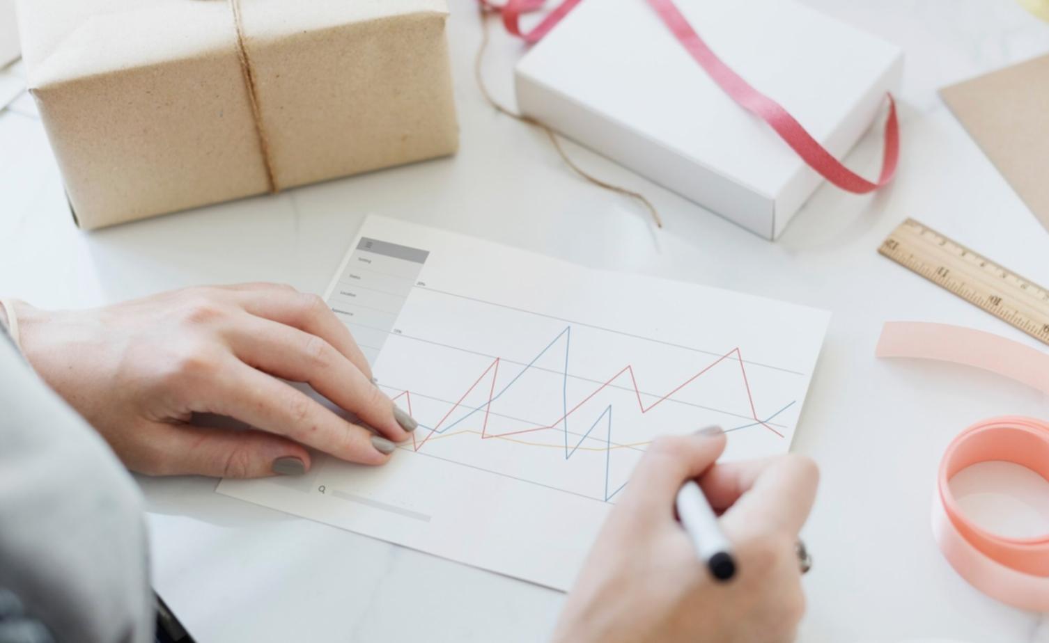 Teilnehmer analysiert Ranking-Daten am Bildschirm